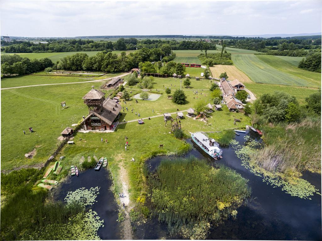 Guest House Zasavica ภายนอก รูปภาพ